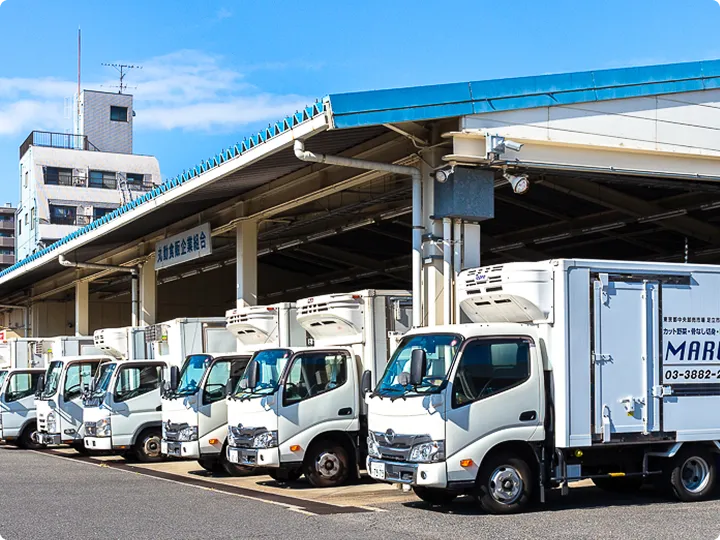 丸勤食販の自社配送車